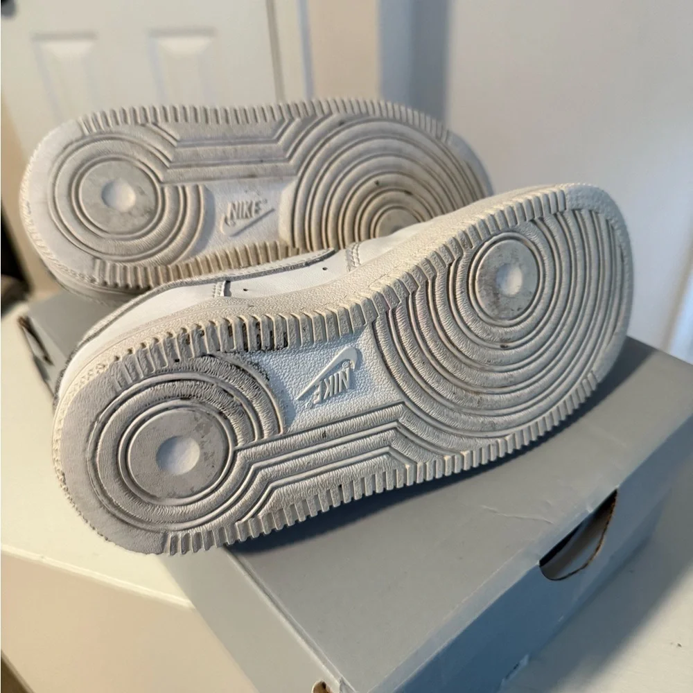 Nike white Air Force 1 LE kids size 13c - Picture 6 of 9